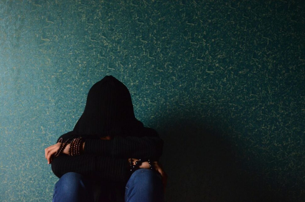 https://www.pexels.com/photo/woman-sitting-near-wall-278303/