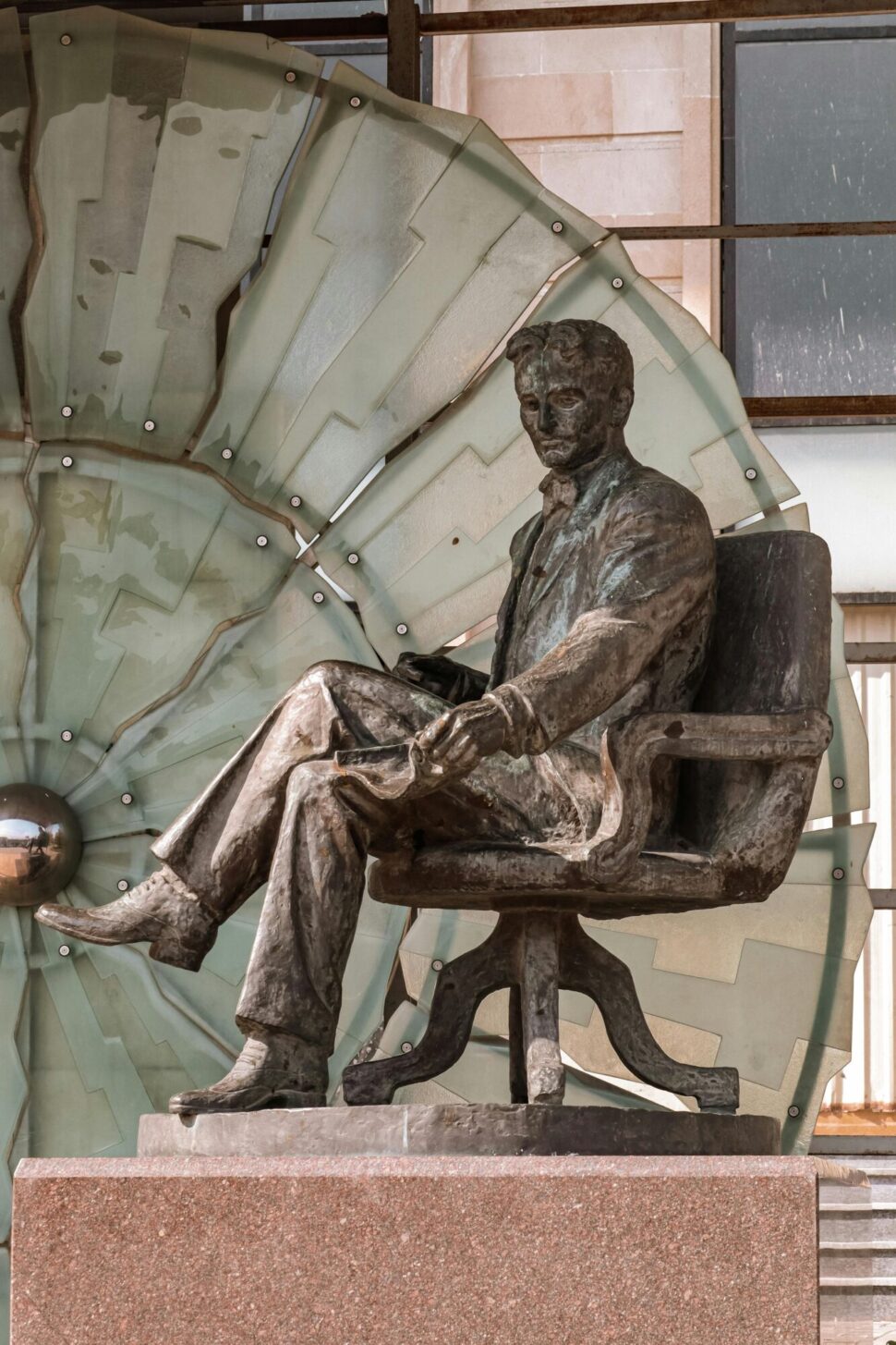 https://www.pexels.com/photo/monumet-to-nikola-tesla-in-baku-18535909/
